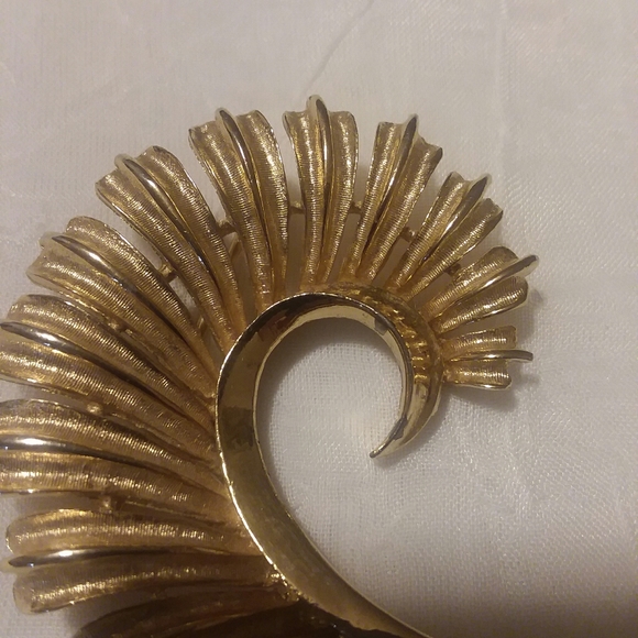 VINTAGE CORO BROOCH SWIRLED FEATHER - Picture 2 of 7